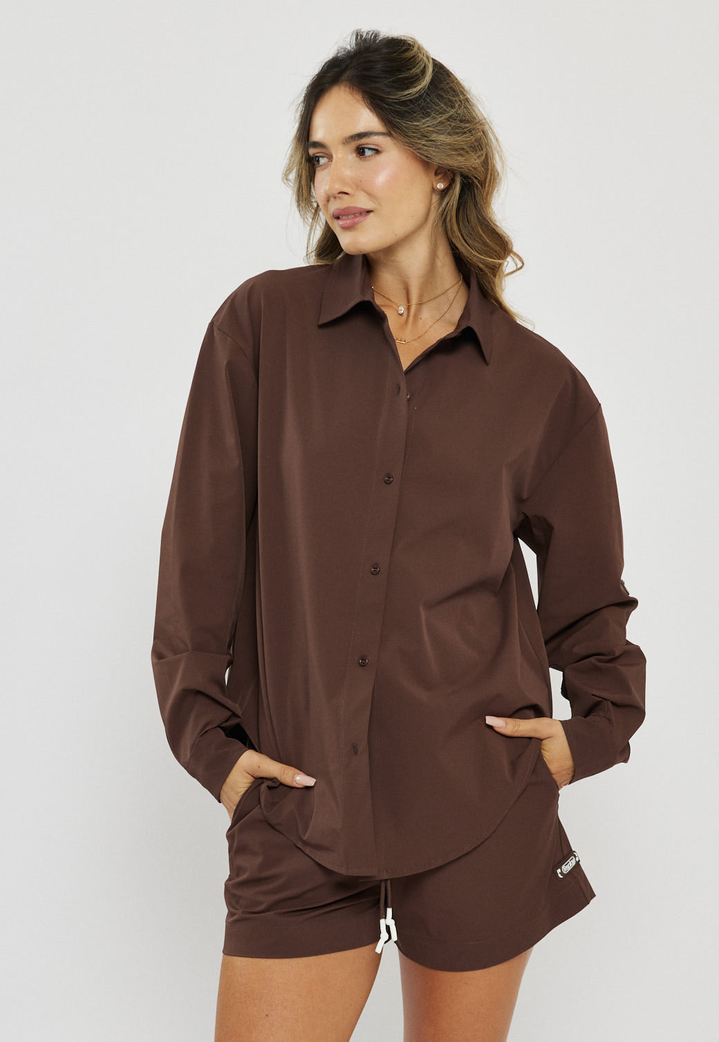 חולצה מכופתרת לנשים בצבע חום