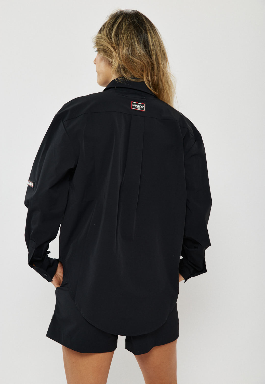 חולצה מכופתרת לנשים בצבע שחור