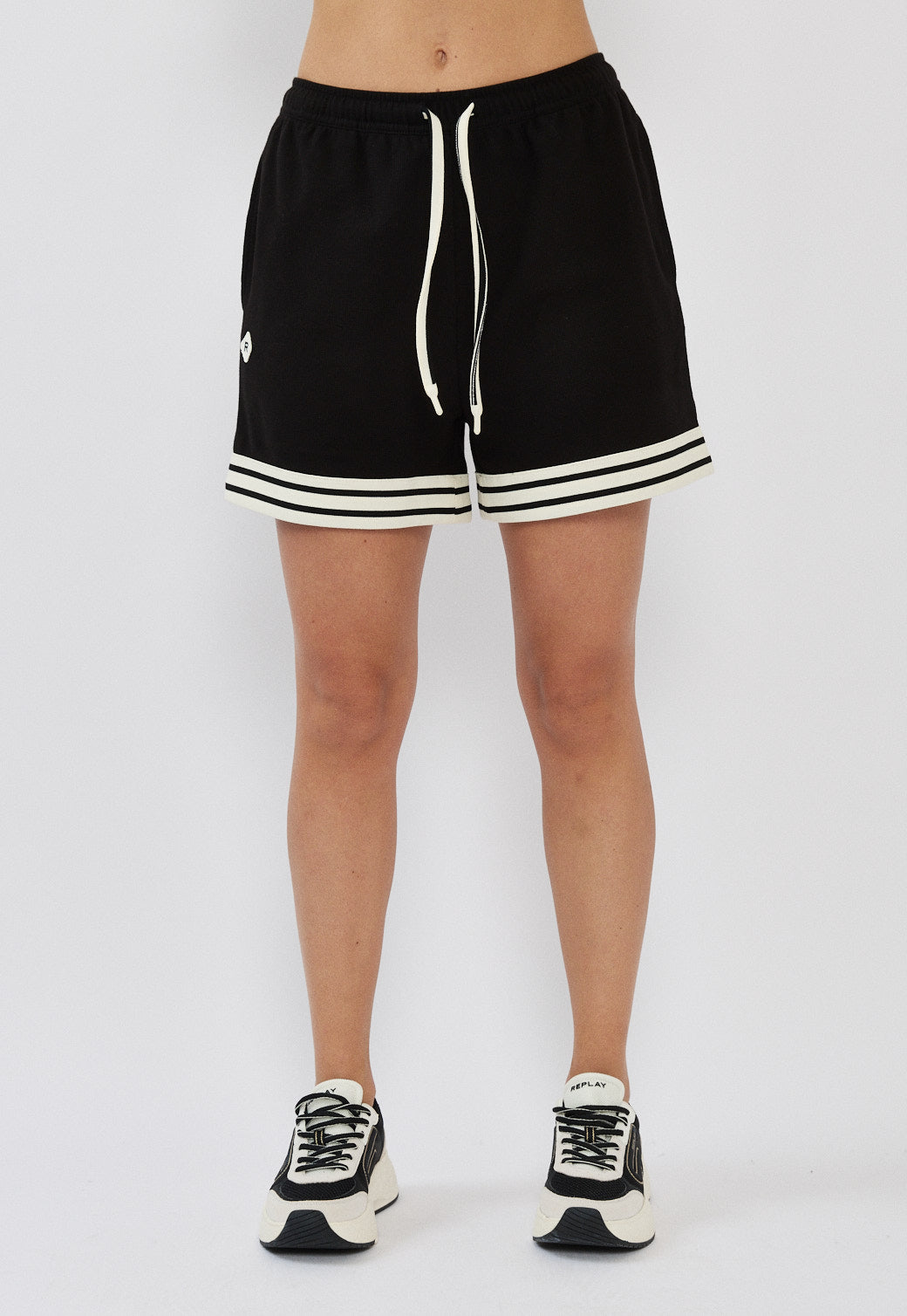 מכנסיים קצרים לנשים בצבע שחור עם פסים