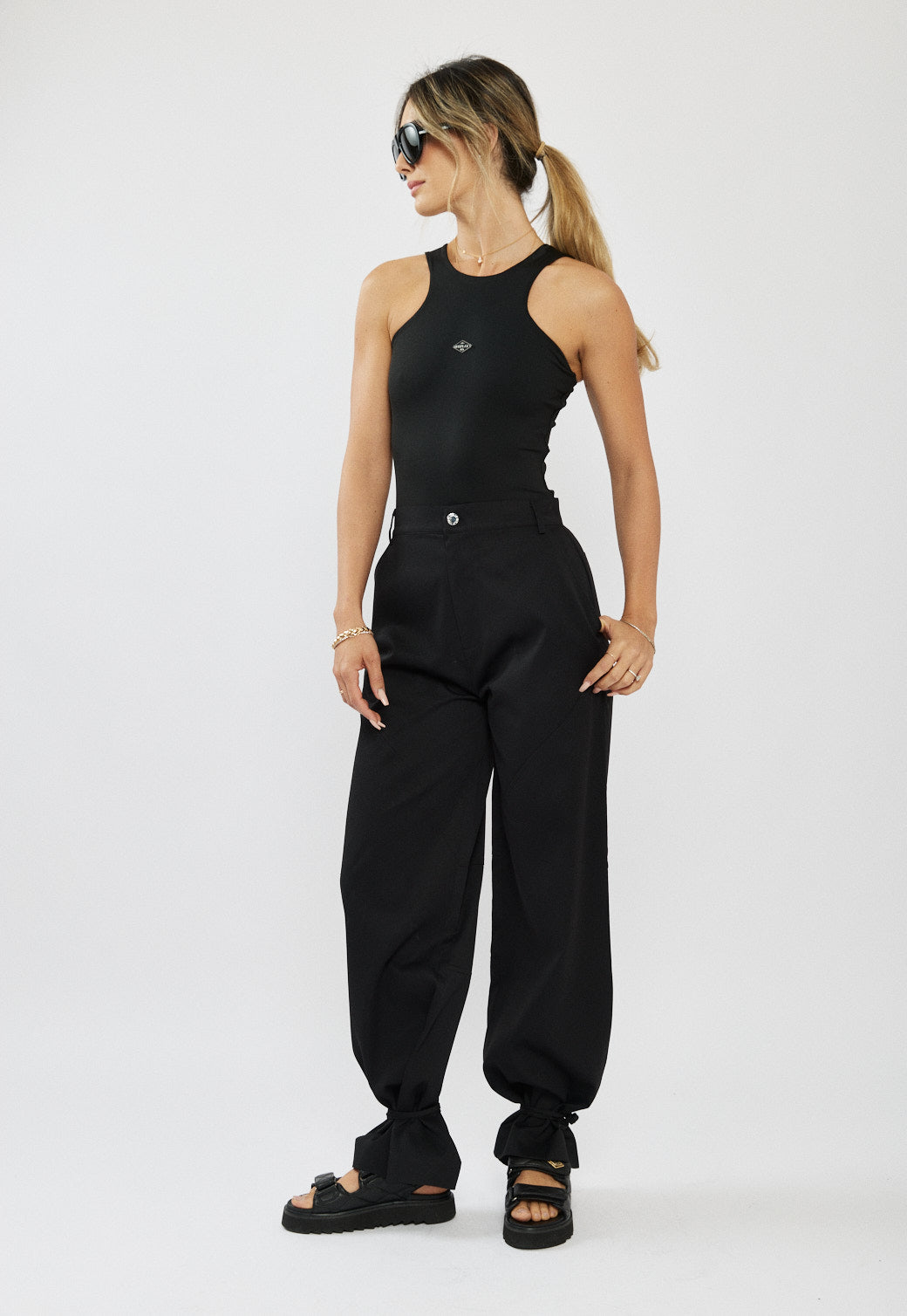 גופיית קולר לנשים בצבע שחור