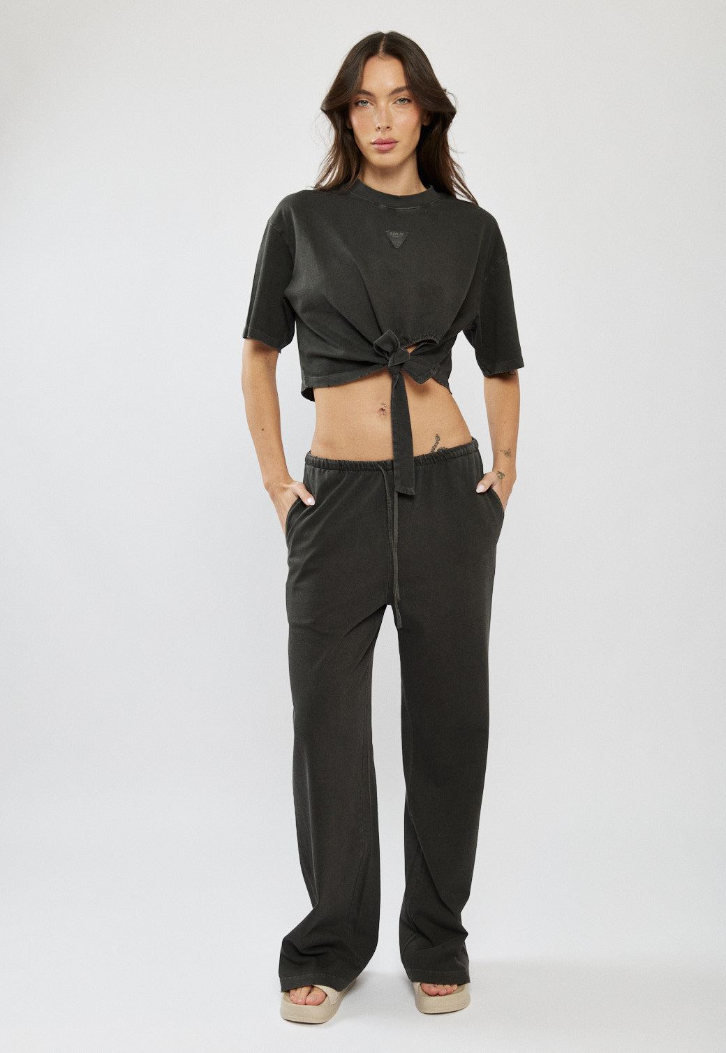 טי-שירט קשירה לנשים בצבע שחור פחם