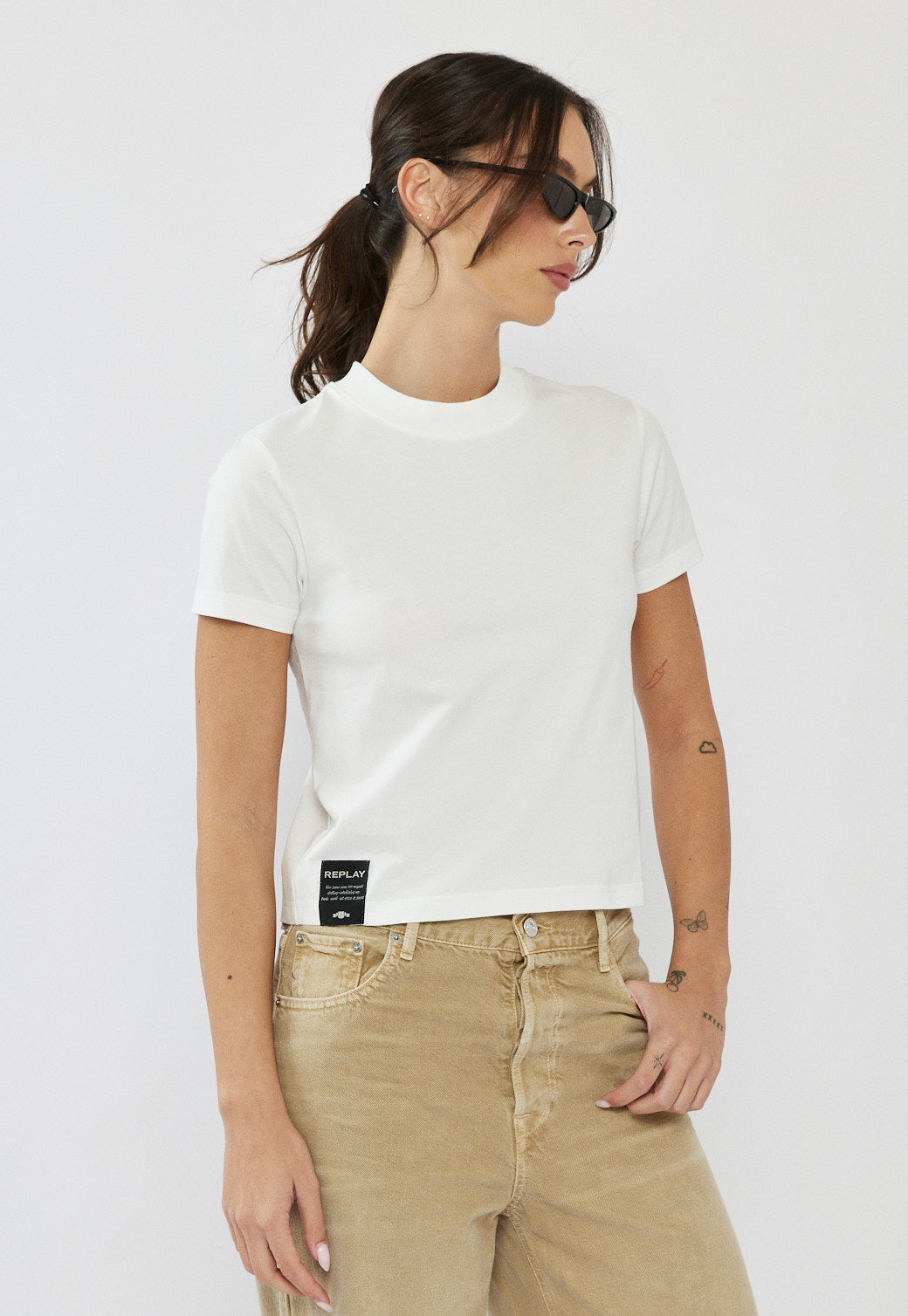 טי-שירט לנשים בצבע לבן