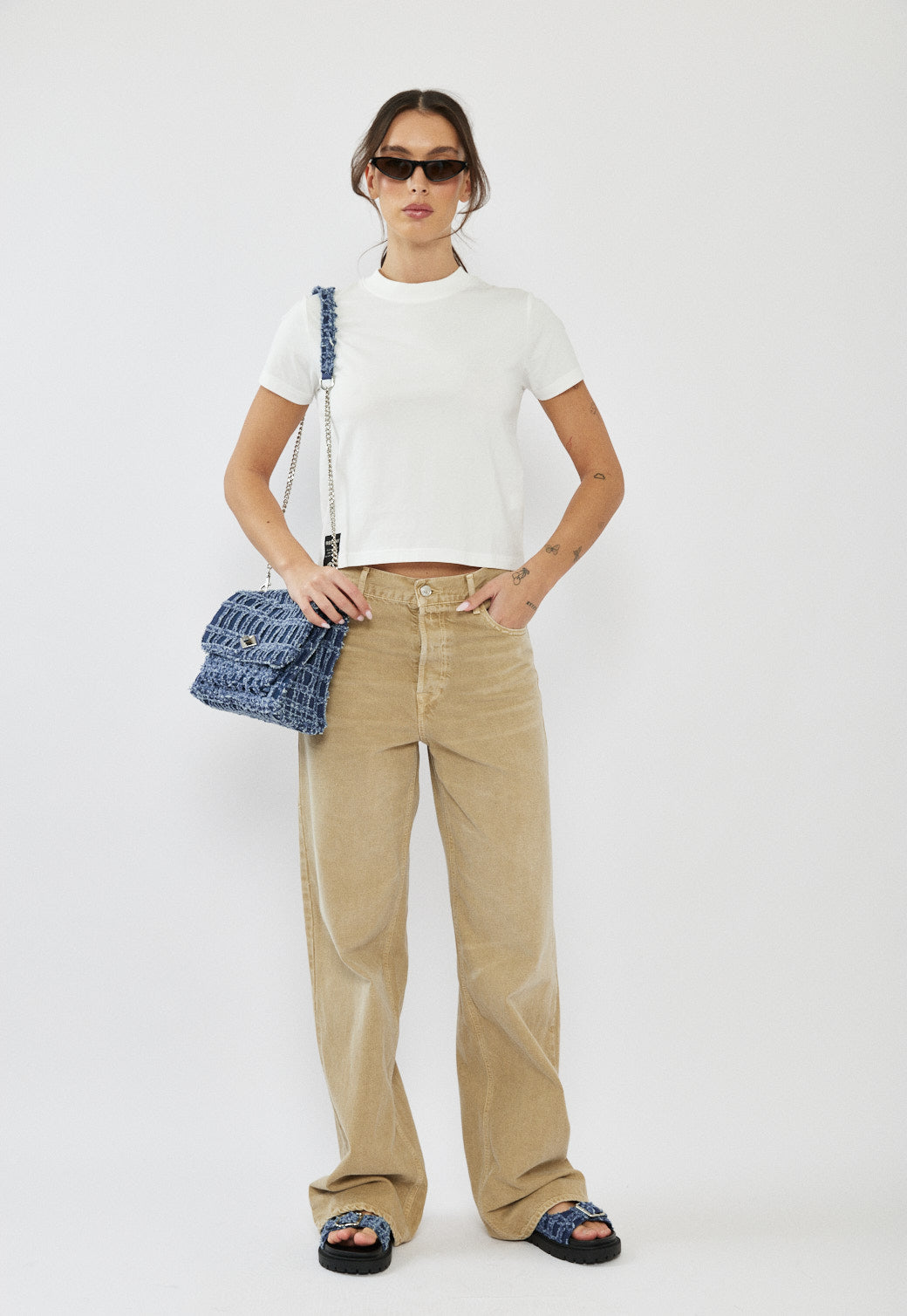 טי-שירט לנשים בצבע לבן