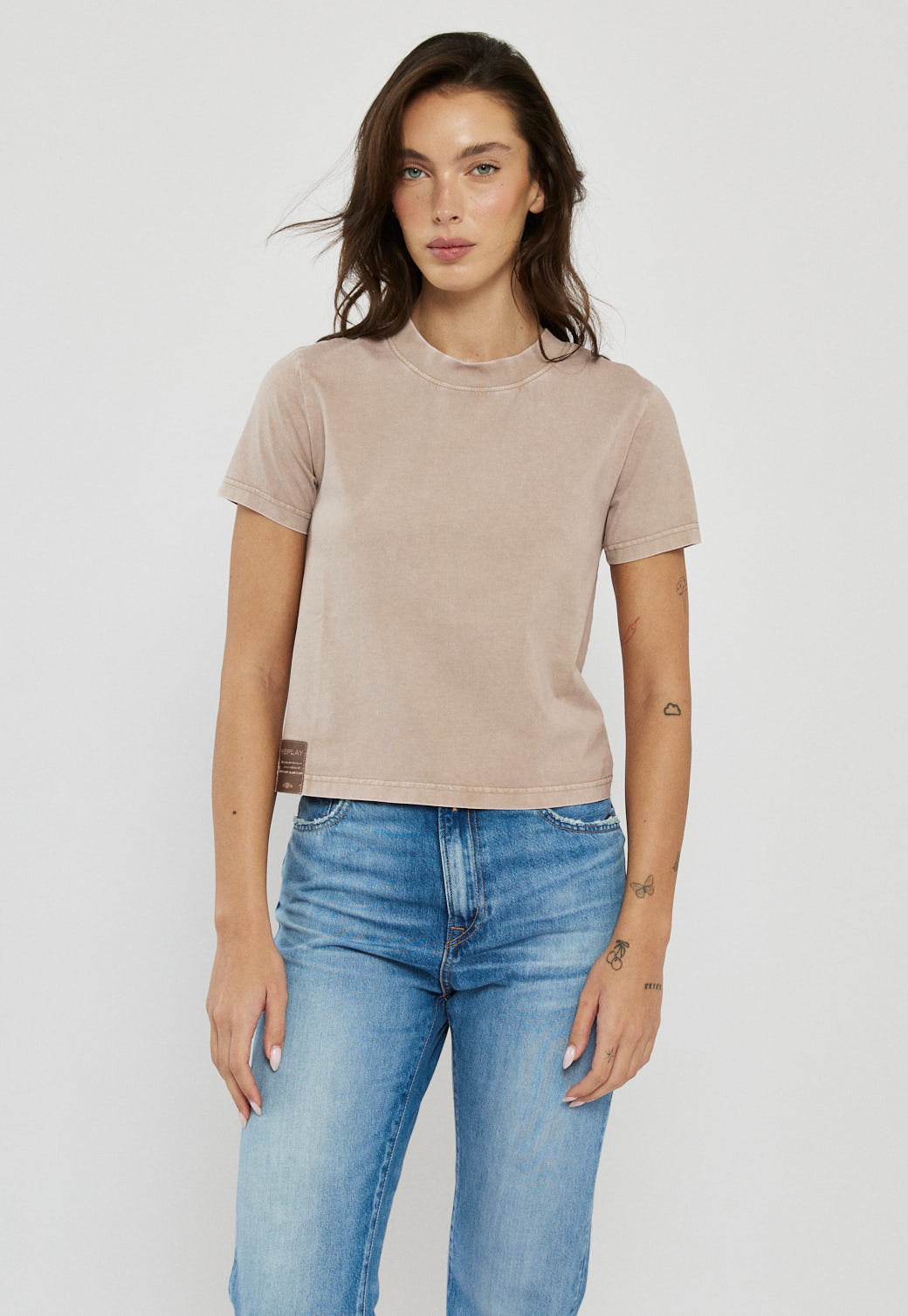 טי-שירט לנשים בצבע בז׳