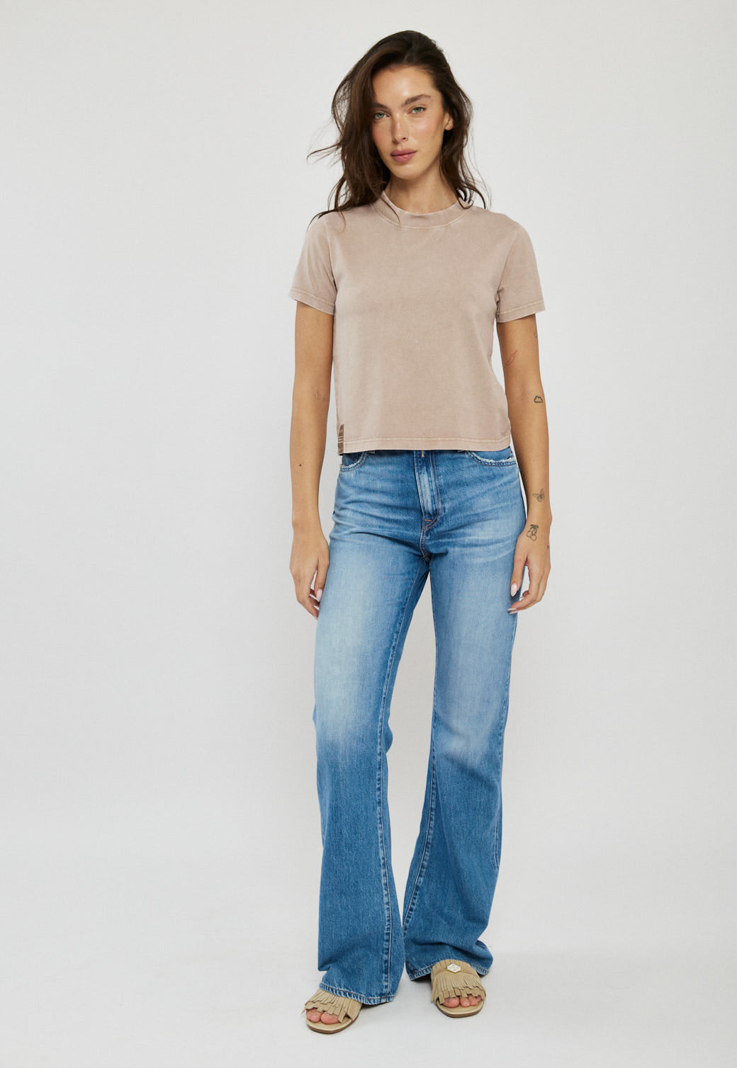 טי-שירט לנשים בצבע בז׳