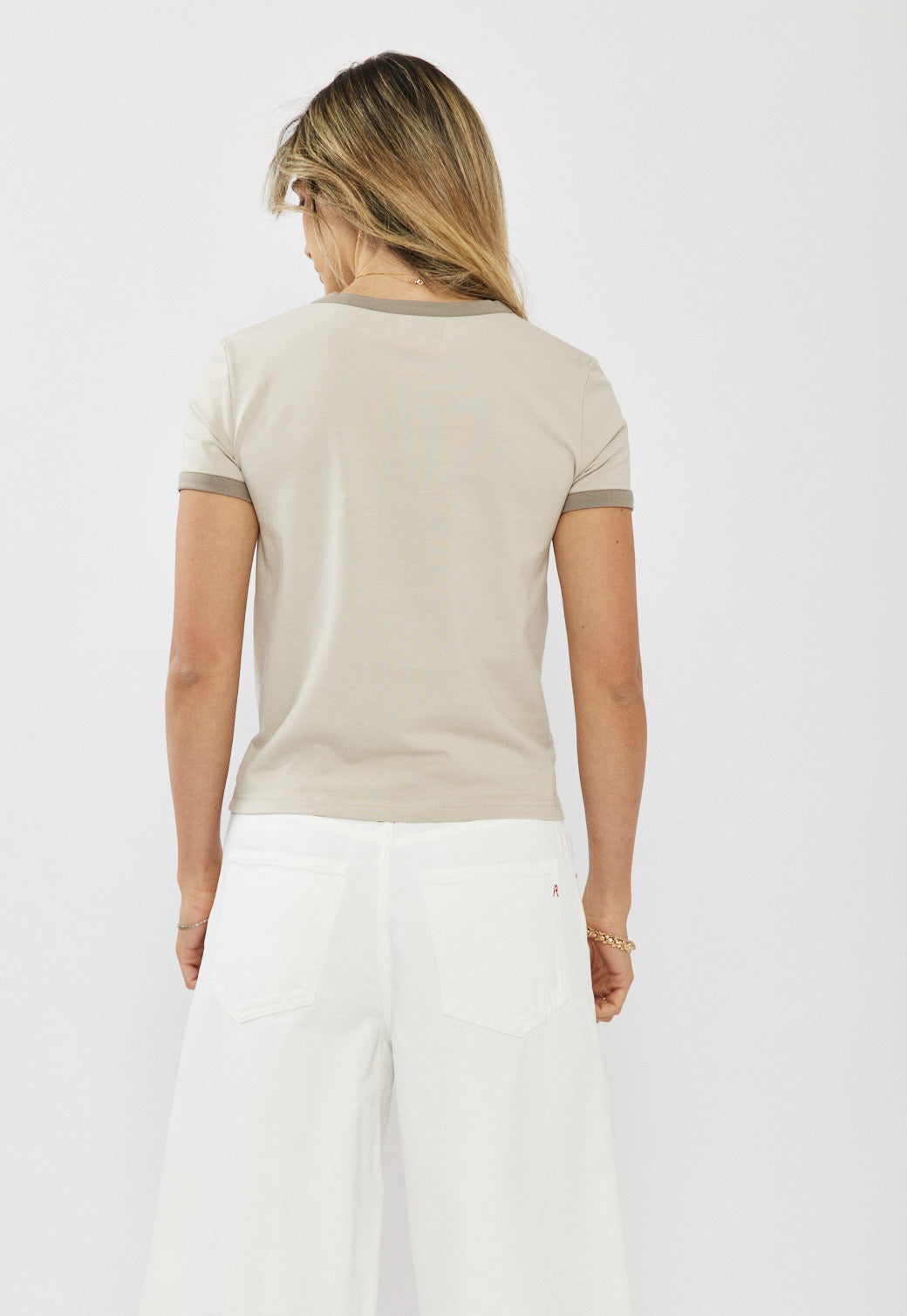 טי-שירט רינגר לנשים בצבע בז׳