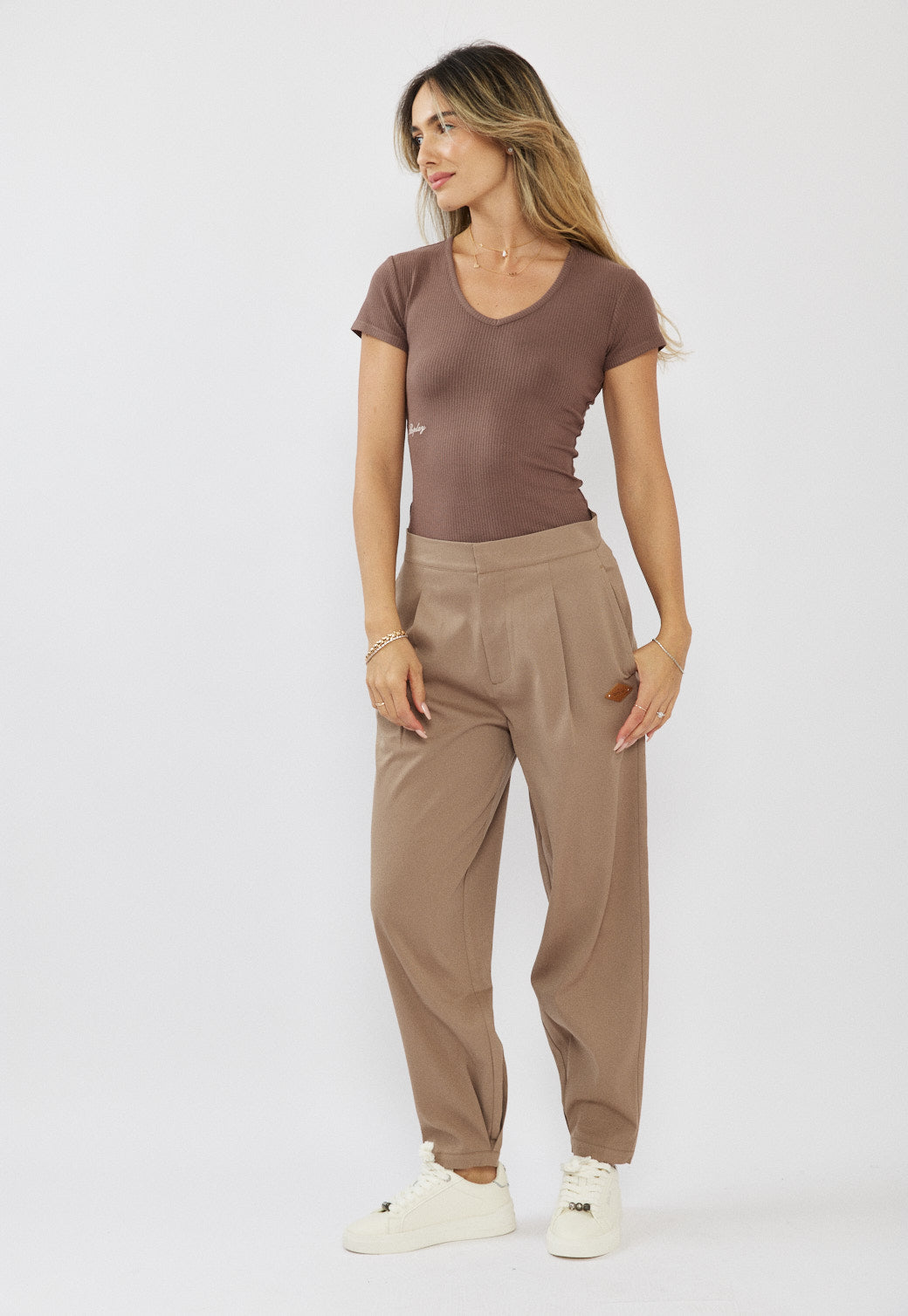 טי-שירט ריב לנשים בצבע חום עם מפתח וי ורקמה