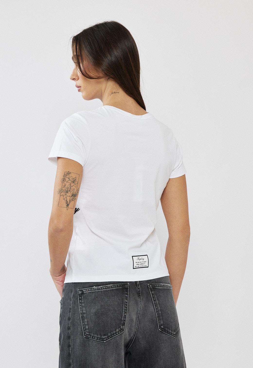 טי-שירט נשים בצבע לבן עם לוגו