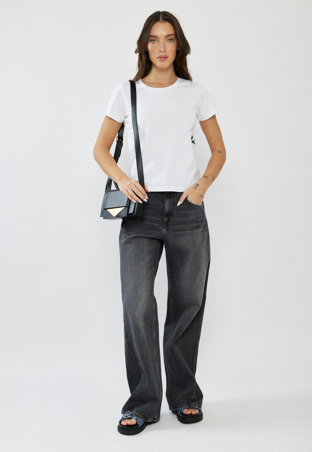 טי-שירט נשים בצבע לבן עם לוגו