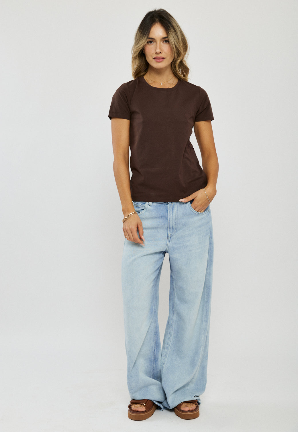 טי-שירט נשים בצבע חום