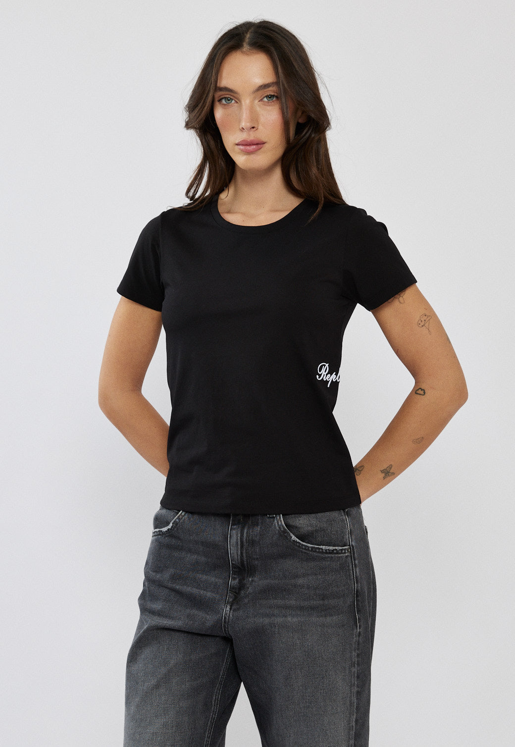 טי-שירט לנשים בצבע שחור עם לוגו