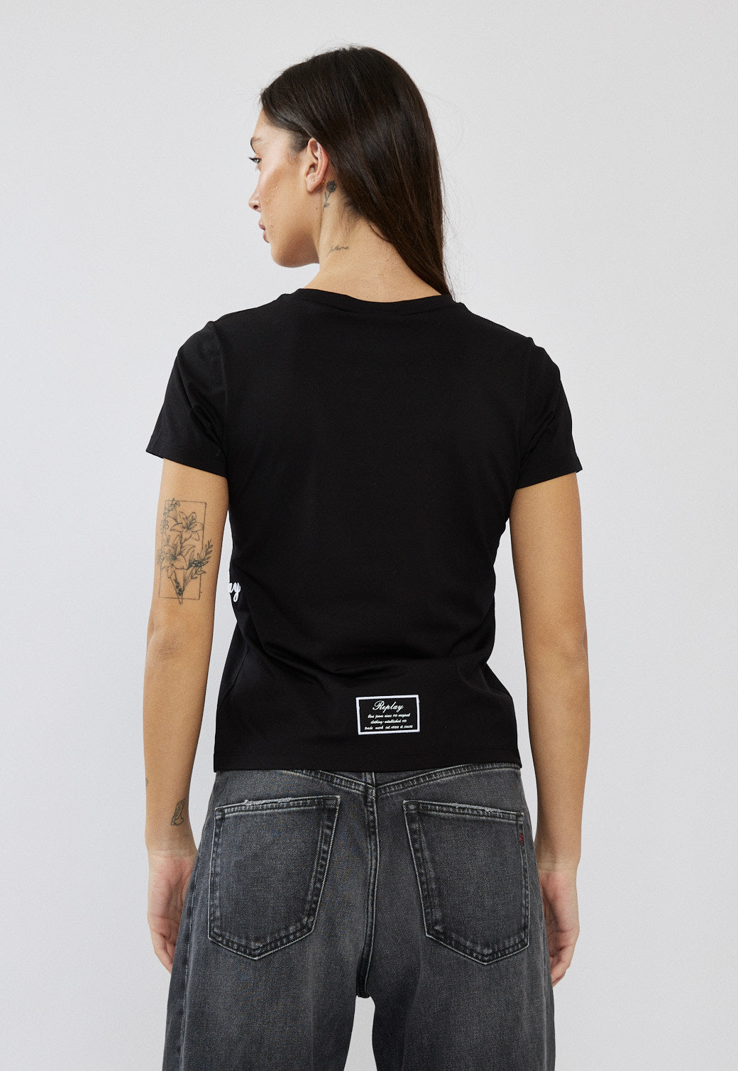 טי-שירט לנשים בצבע שחור עם לוגו