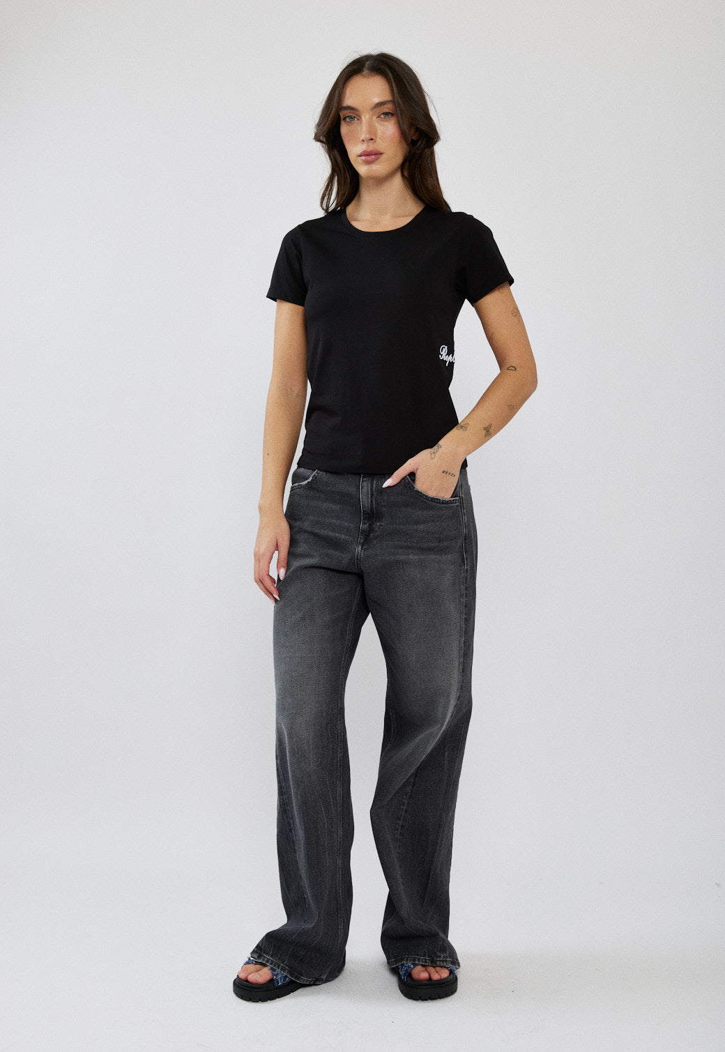 טי-שירט לנשים בצבע שחור עם לוגו