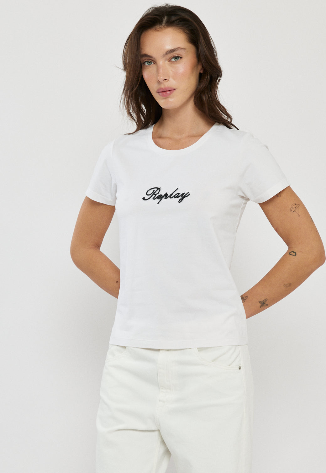 טי-שירט נשים בצבע לבן עם לוגו