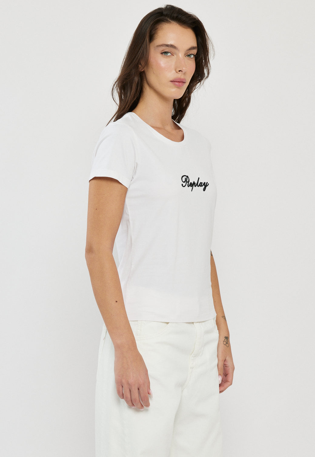 טי-שירט נשים בצבע לבן עם לוגו