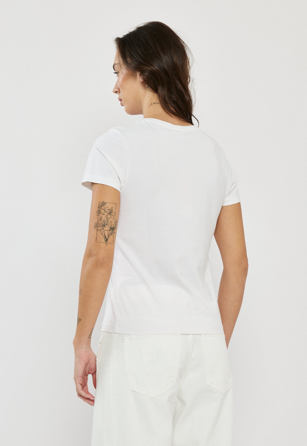 טי-שירט נשים בצבע לבן עם לוגו