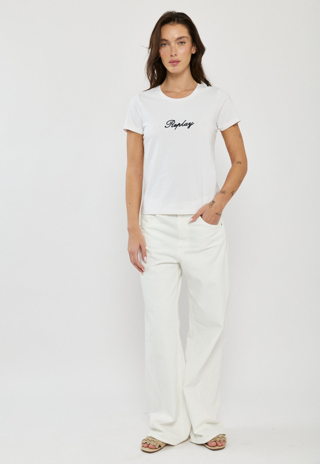 טי-שירט נשים בצבע לבן עם לוגו