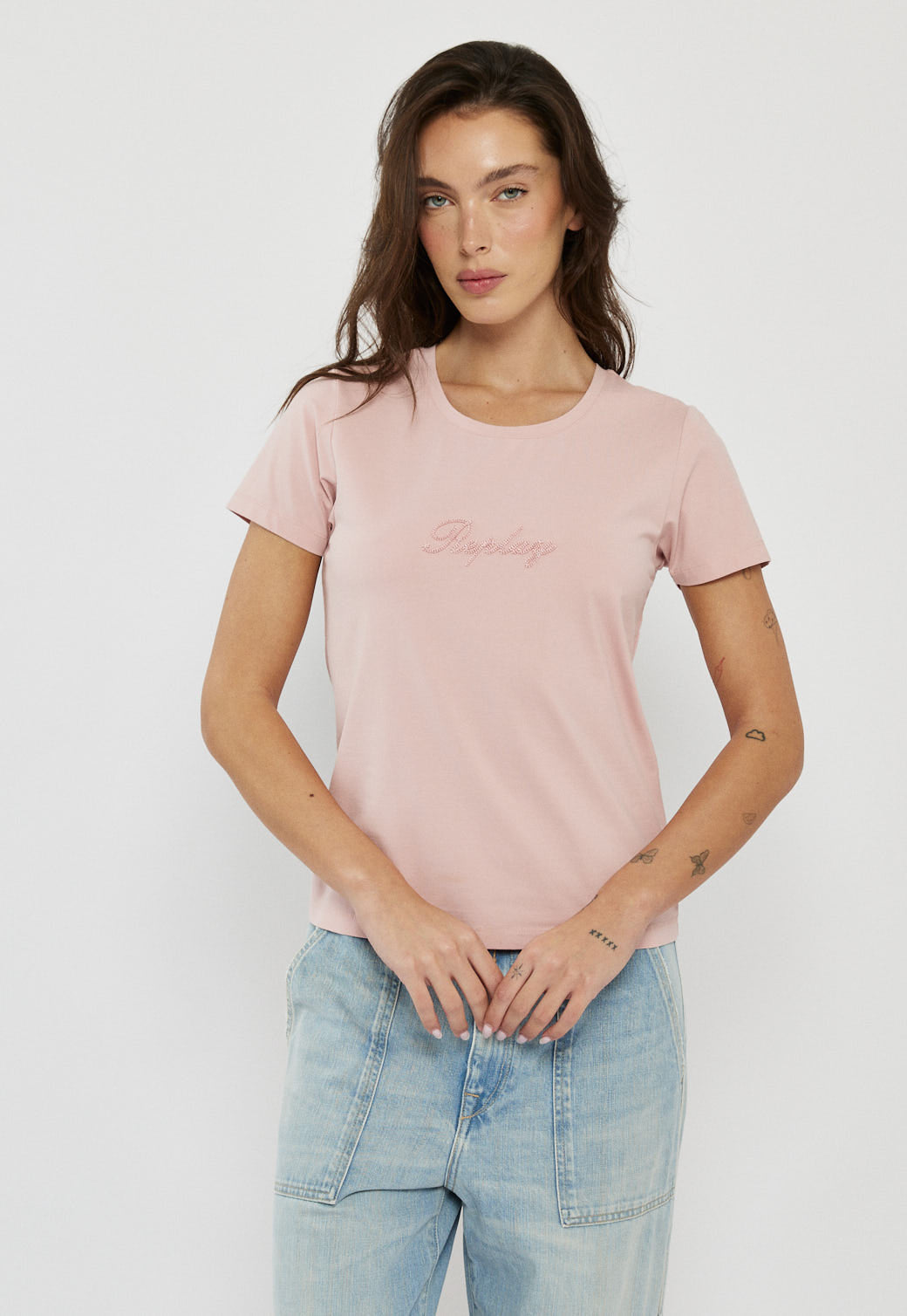 טי-שירט לנשים בצבע ורוד עם לוגו