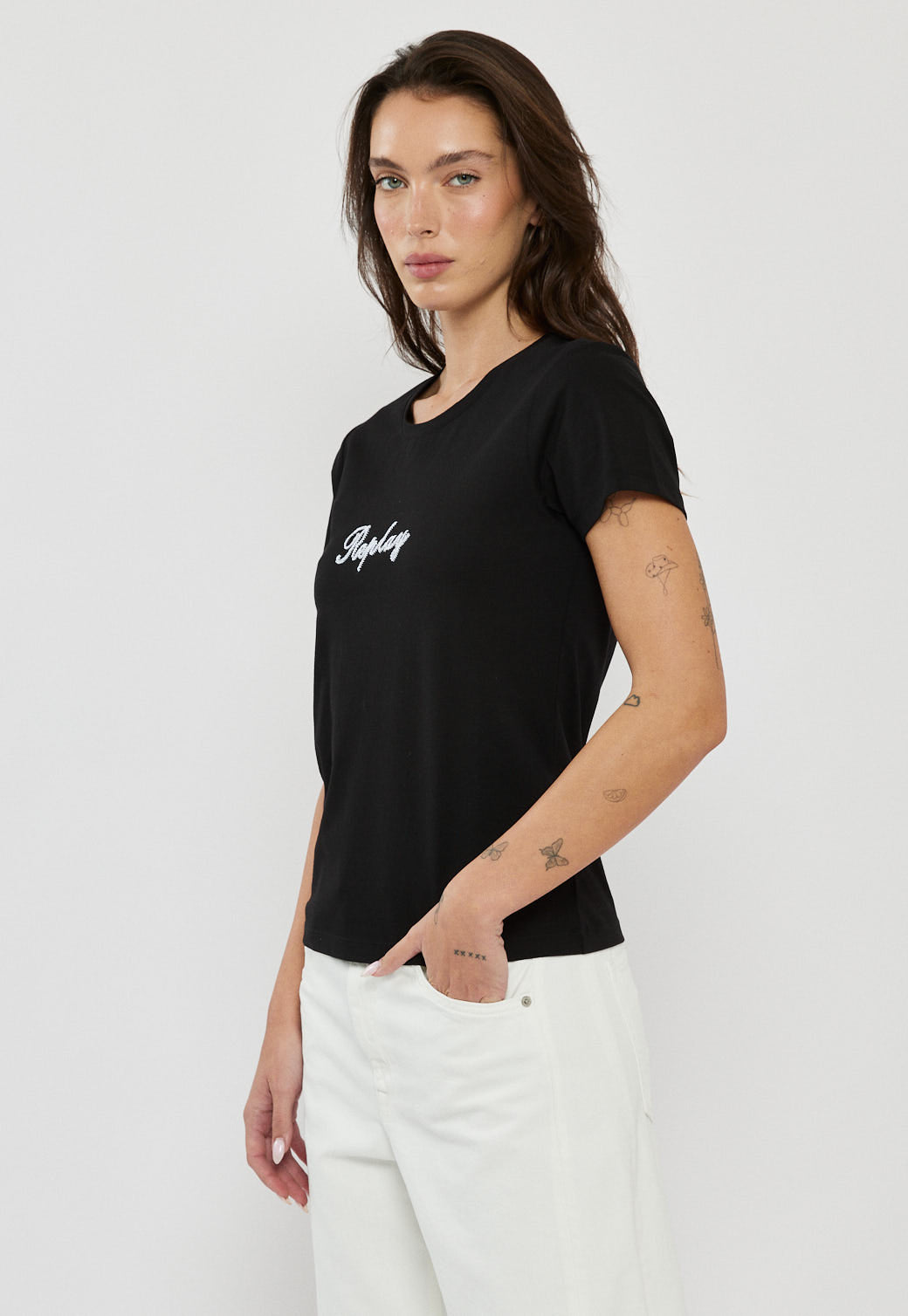 טי-שירט בצבע שחור עם לוגו