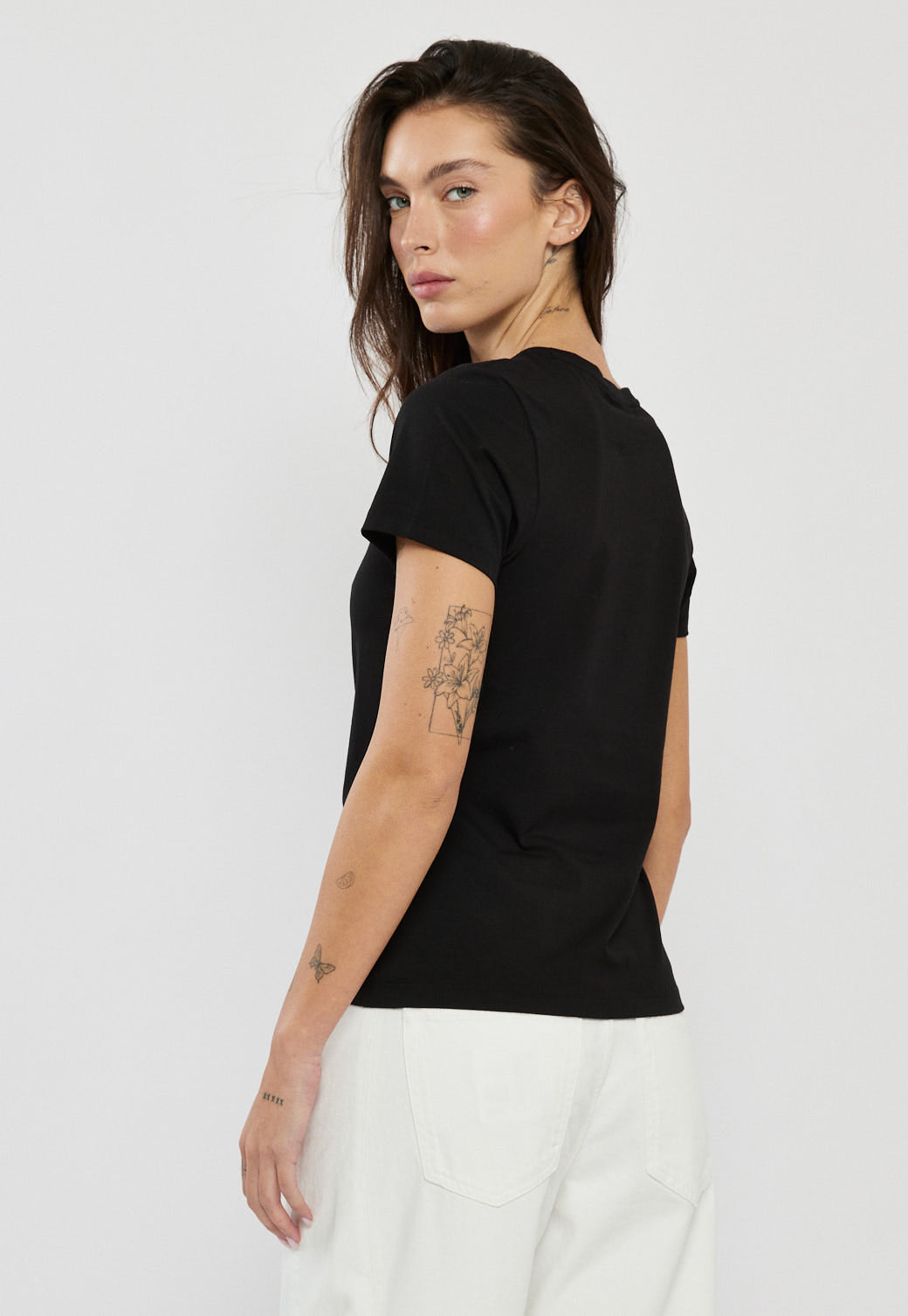 טי-שירט בצבע שחור עם לוגו