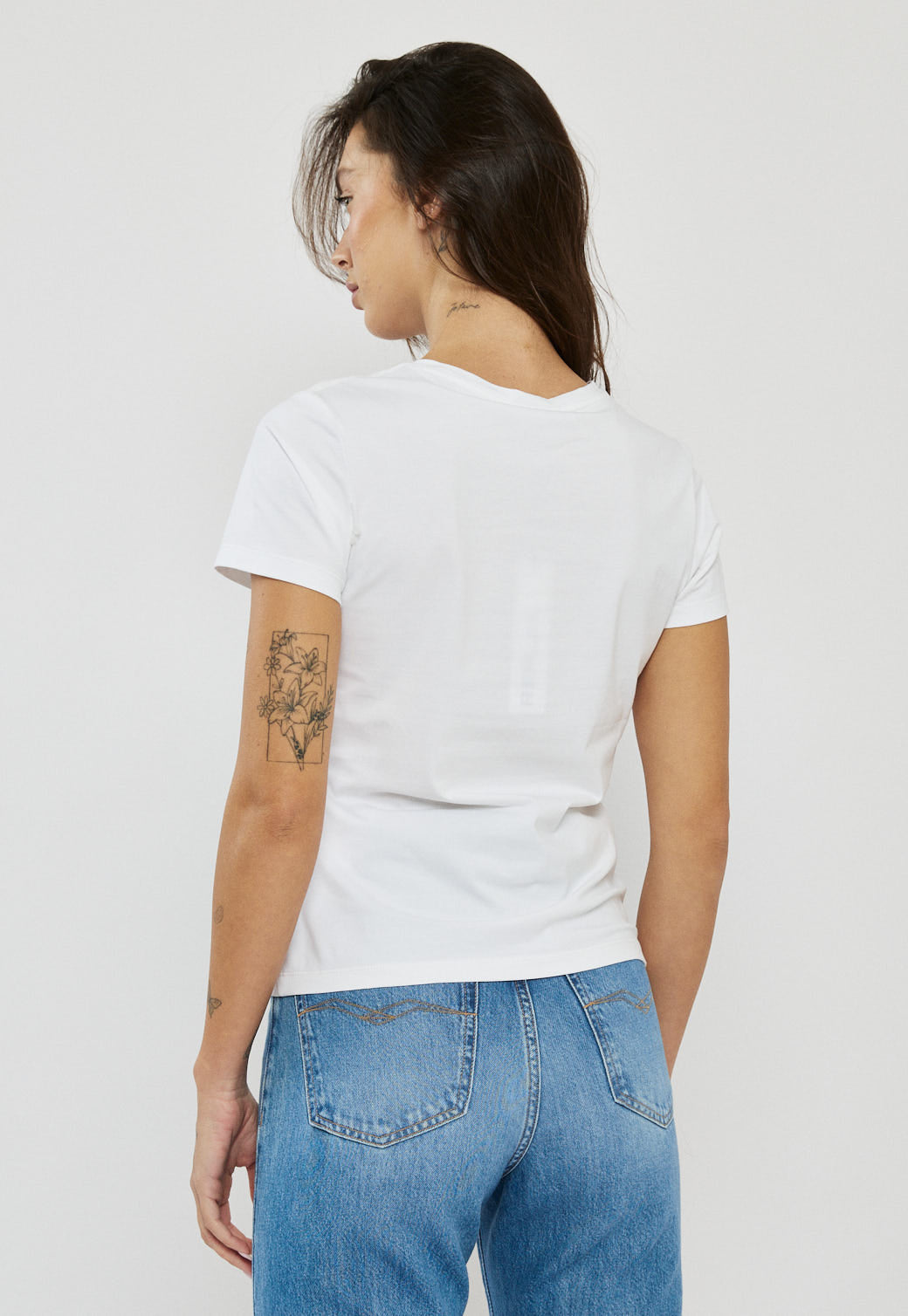 טי-שירט נשים בצבע לבן