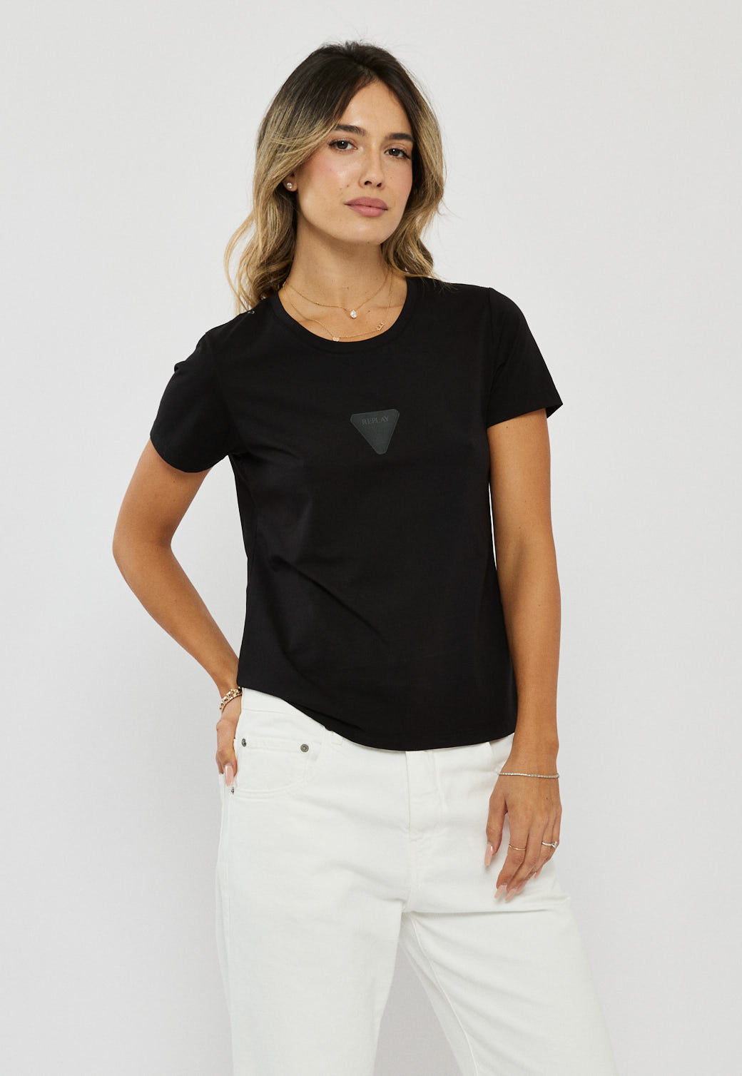 טי-שירט נשים בצבע שחור