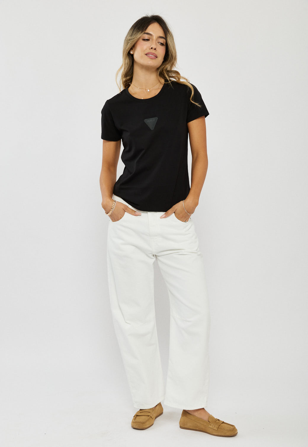 טי-שירט נשים בצבע שחור עם לוגו קדמי