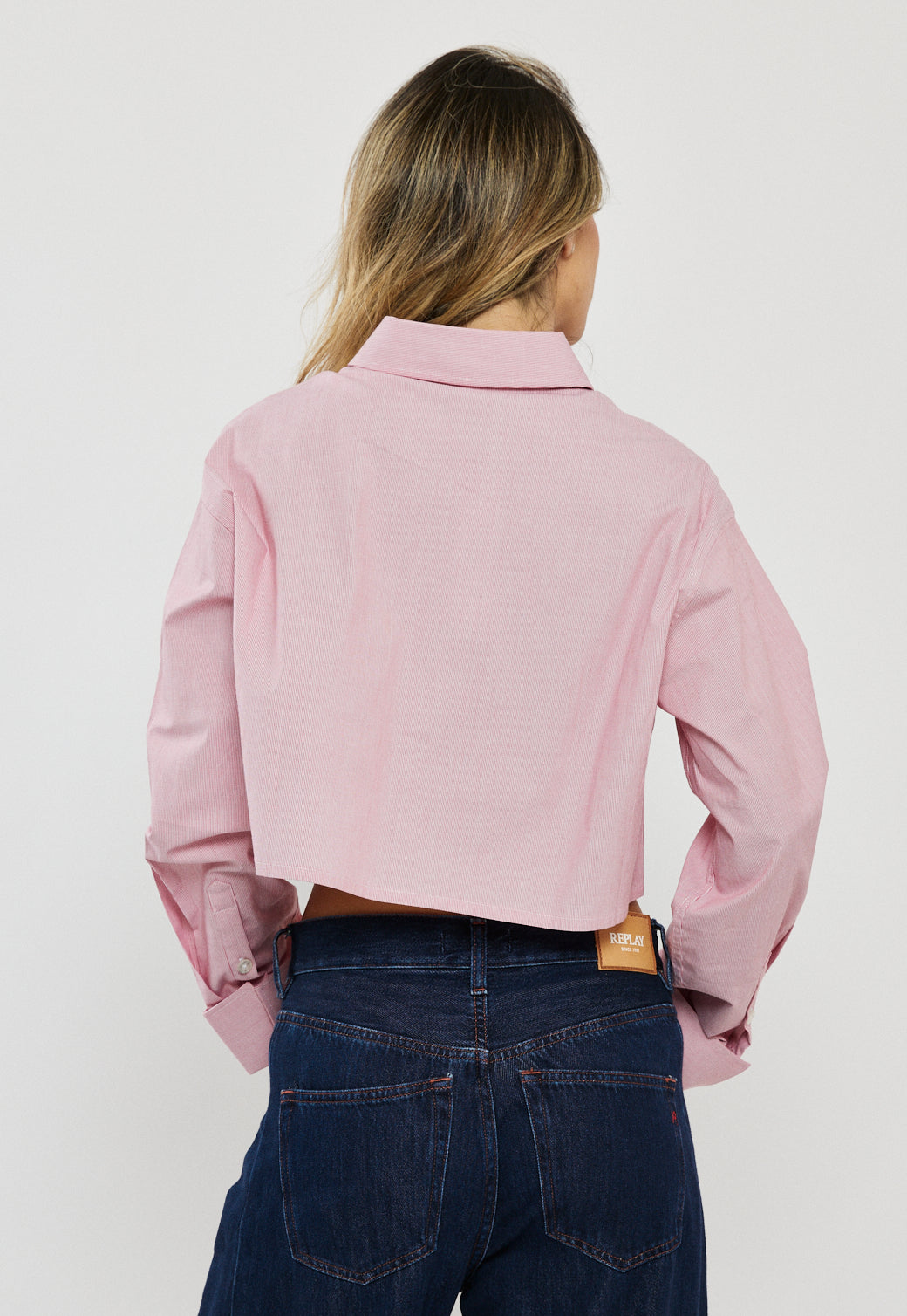 חולצה מכופתרת קרופ לנשים בצבע ורוד עם לוגו