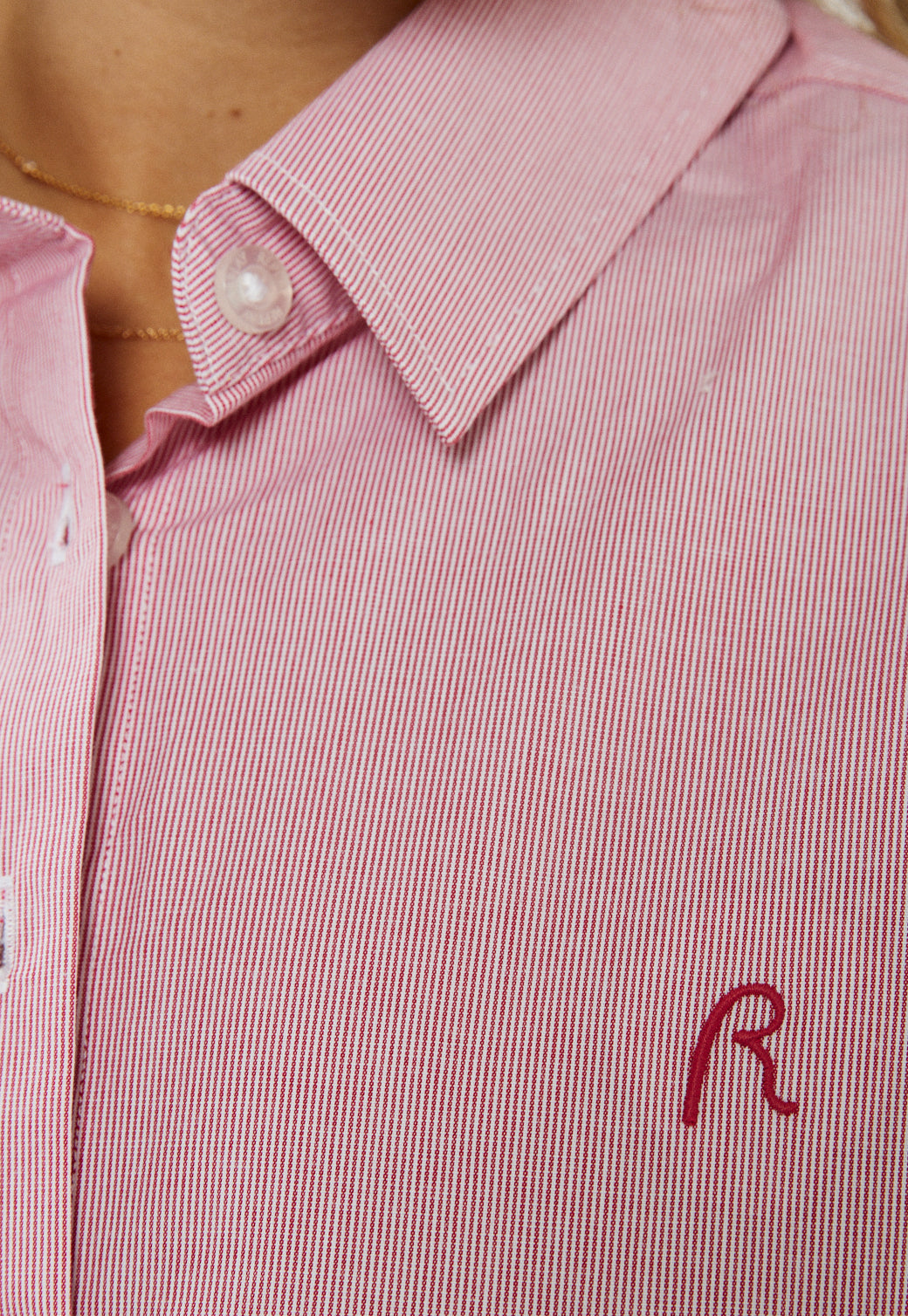 חולצה מכופתרת קרופ לנשים בצבע ורוד עם לוגו