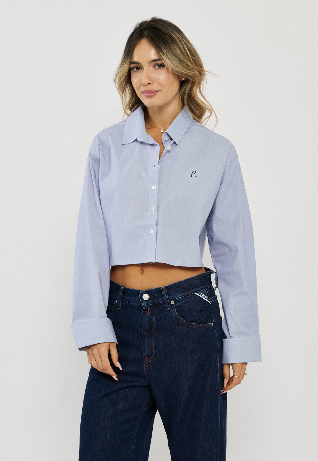 חולצה מכופתרת קרופ לנשים בצבע תכלת עם לוגו