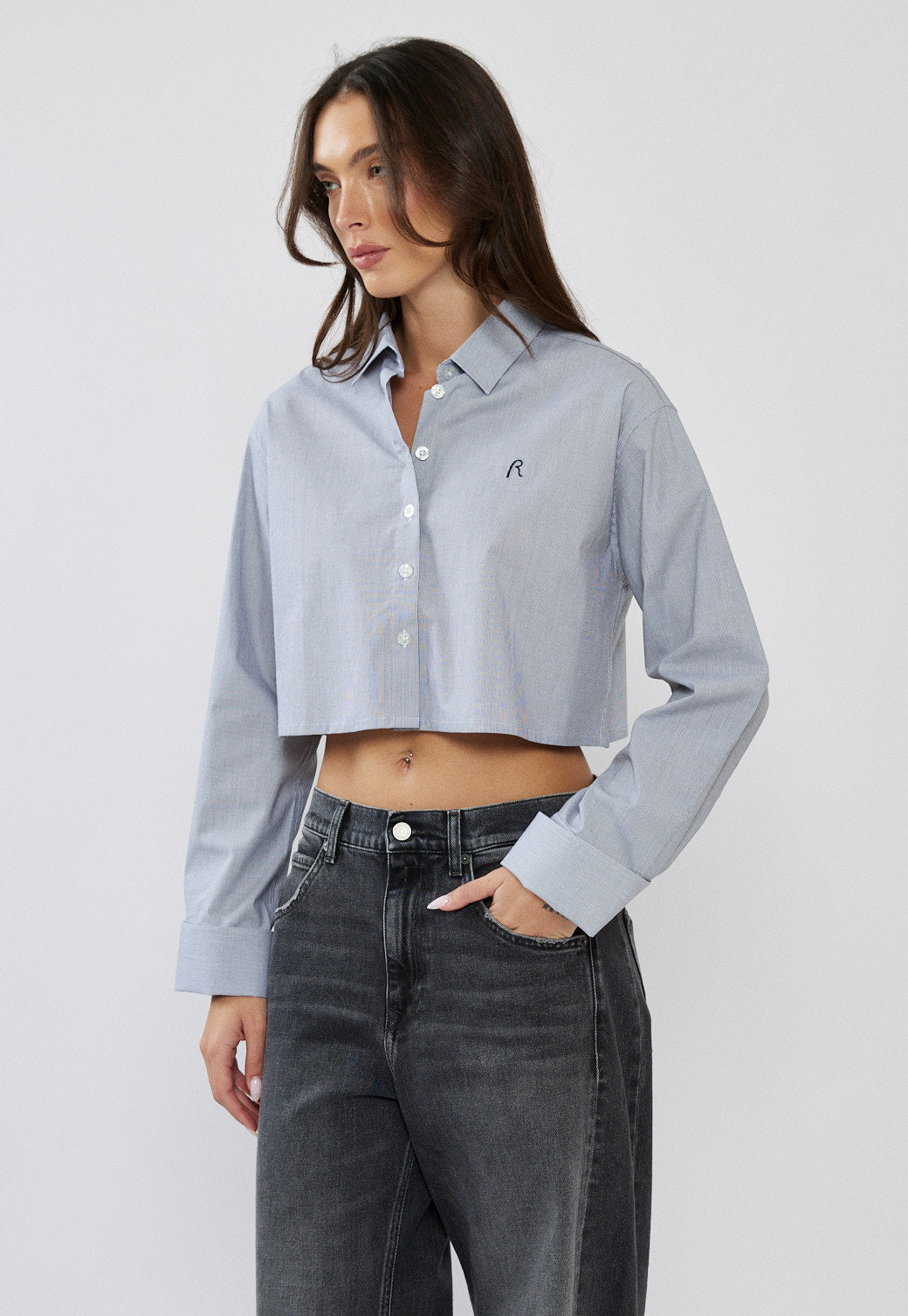 חולצה מכופתרת קרופ לנשים בצבע תכלת עם לוגו