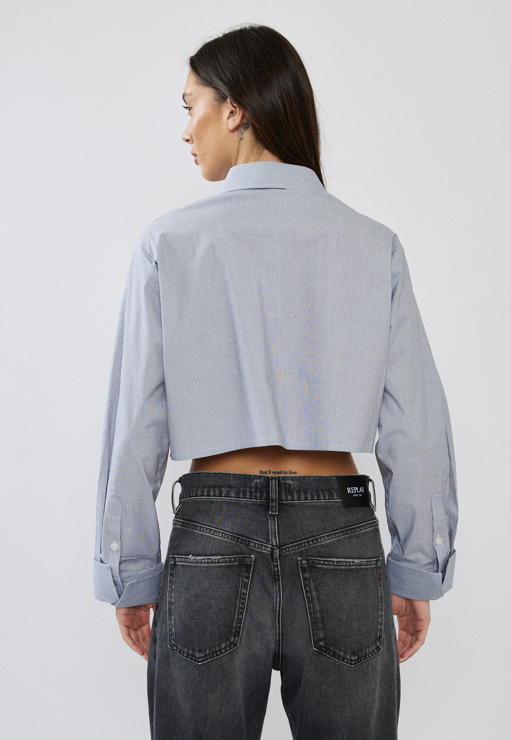 חולצה מכופתרת קרופ לנשים בצבע תכלת עם לוגו