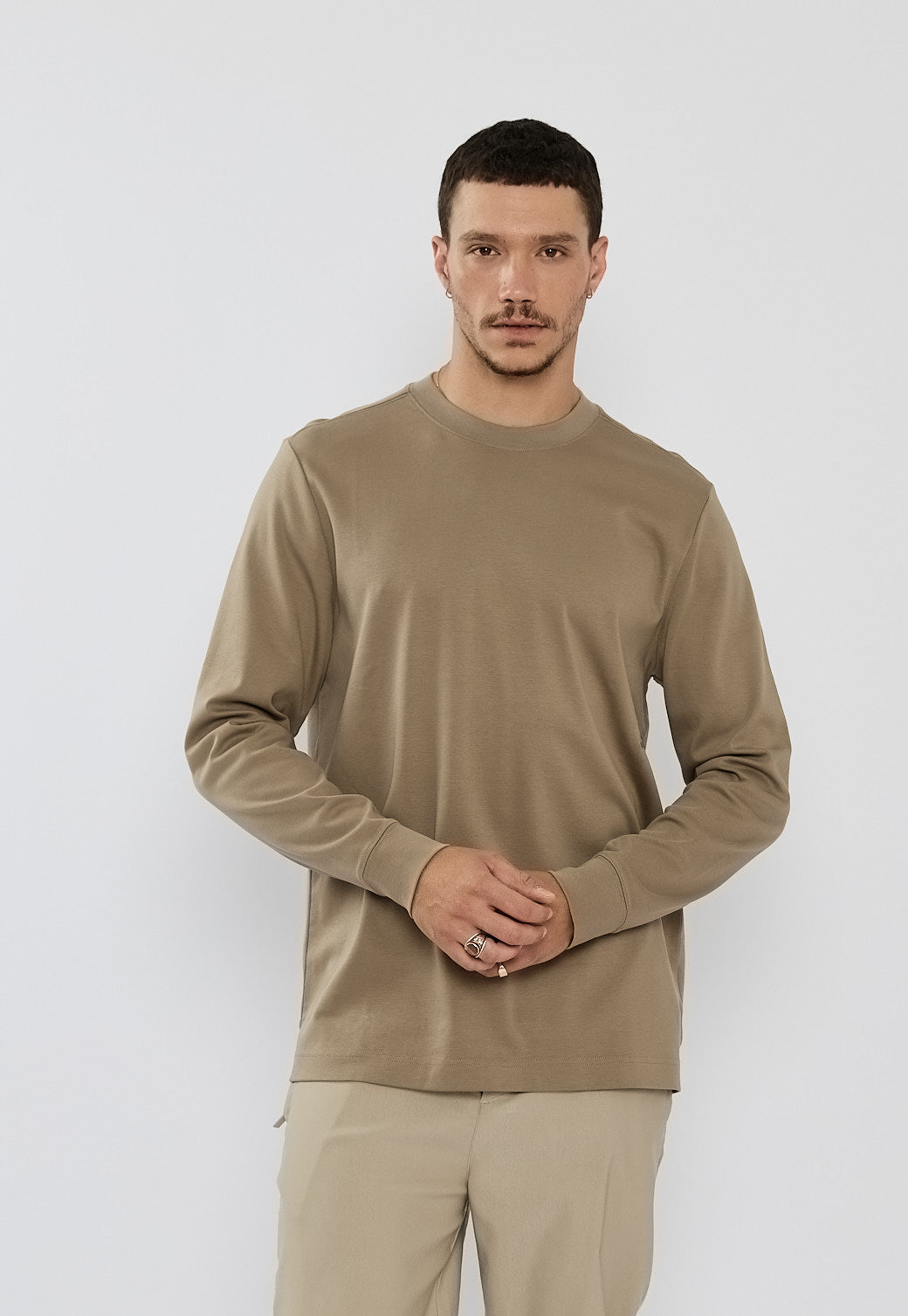 טי שירט עם שרוול ארוך לגברים בצבע קאמל