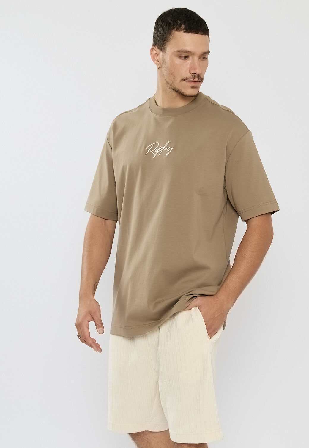 טי שירט לגברים בצבע חום