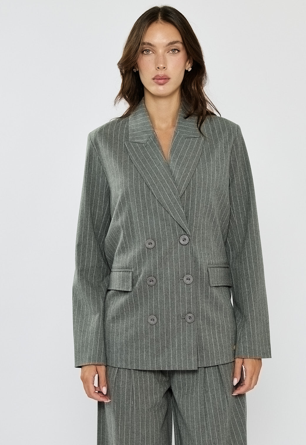 בלייזר מחוייט בהדפס פסים לנשים בגוון אפור