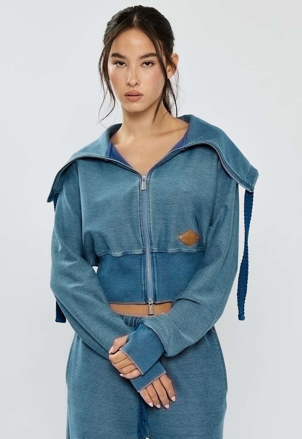 ג׳קט קרופ לנשים בצבע כחול