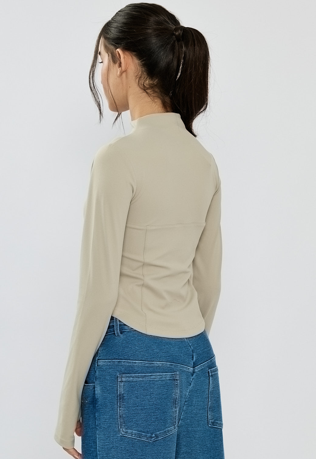 טופ צמוד וצוואר גבוה לנשים בגוון בז' אבן