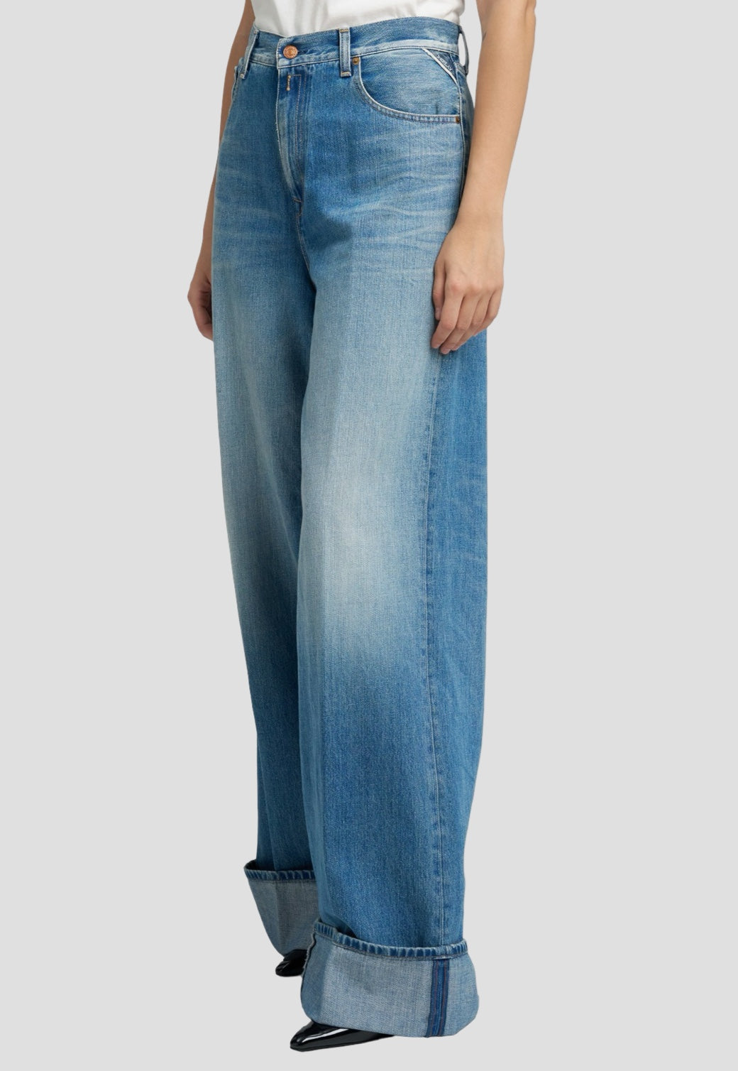 ג'ינס נשים בגזרה רחבה בצבע כחול