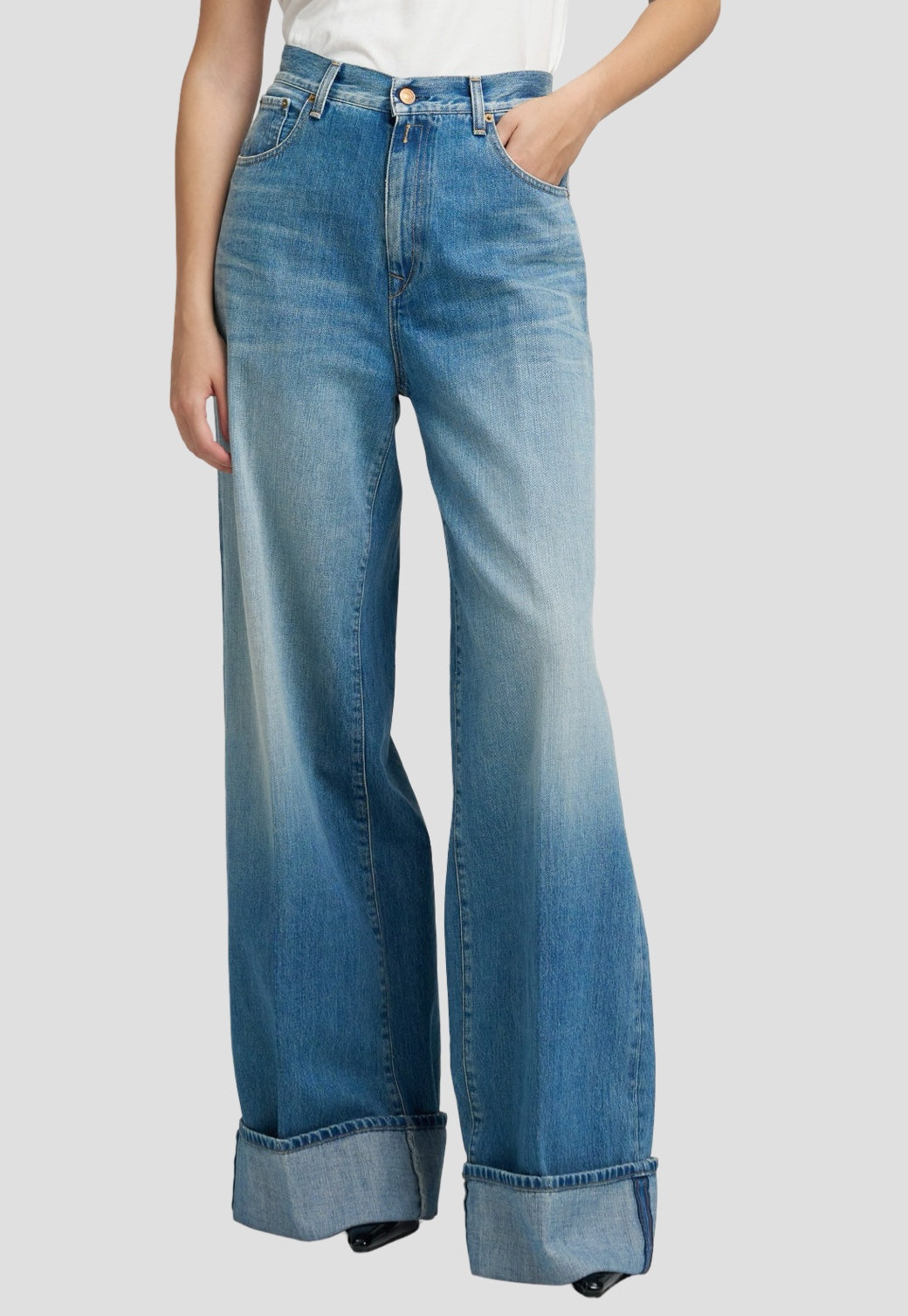 ג'ינס נשים בגזרה רחבה בצבע כחול