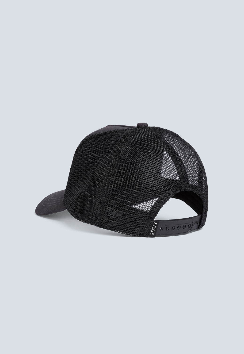 כובע טראקר בצבע שחור עם פאץ' רקום של נמר