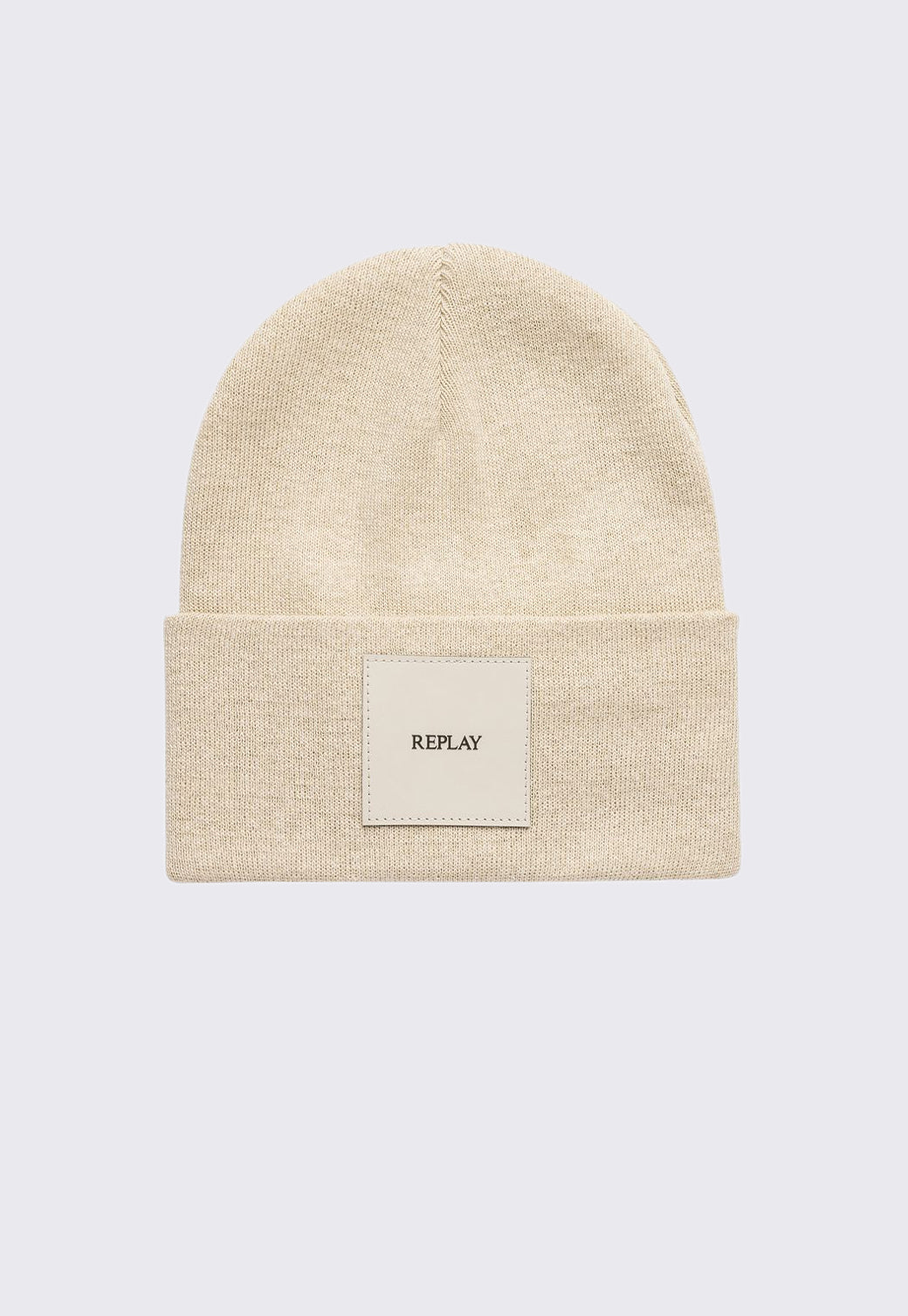 כובע סרוג בצבע בז׳ עם לוגו