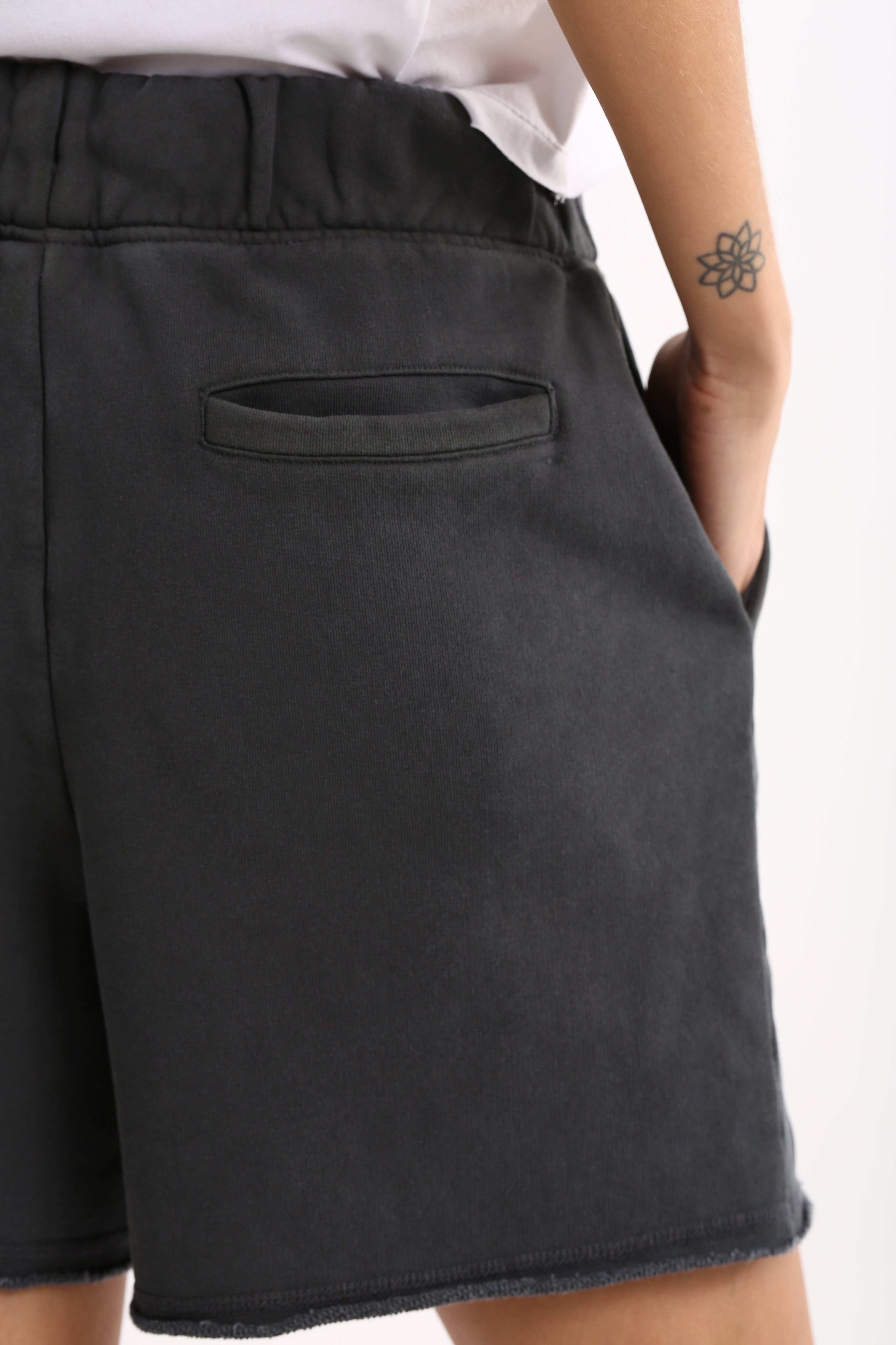 מכנסיים קצרים לנשים בצבע שחור