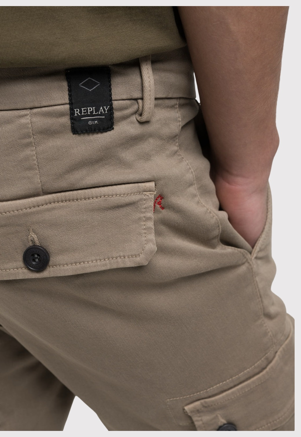 מכנסי קארגו לגברים בצבע בז' עם כיסי צד