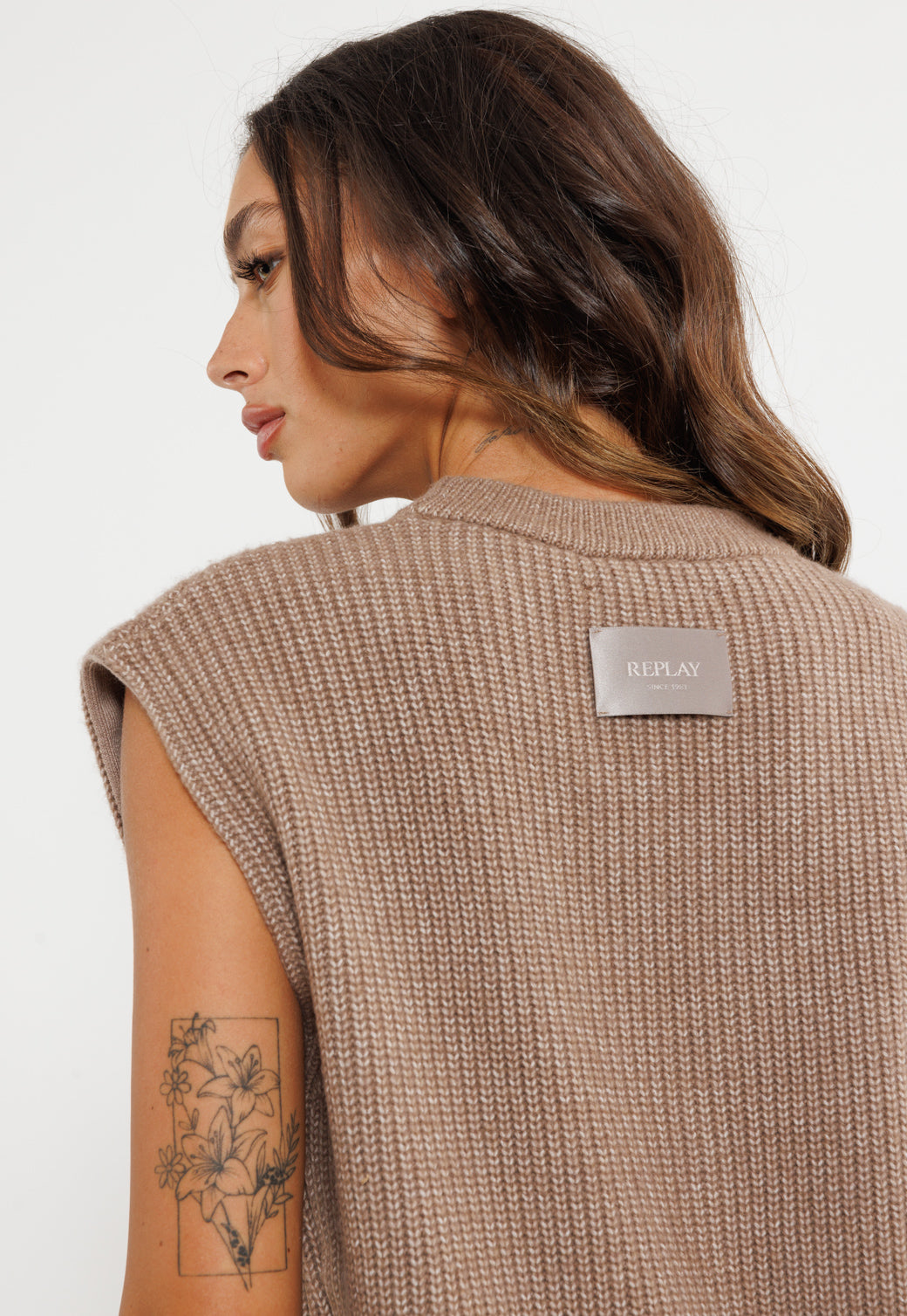 סריג לנשים בצבע חום עם כפתורים