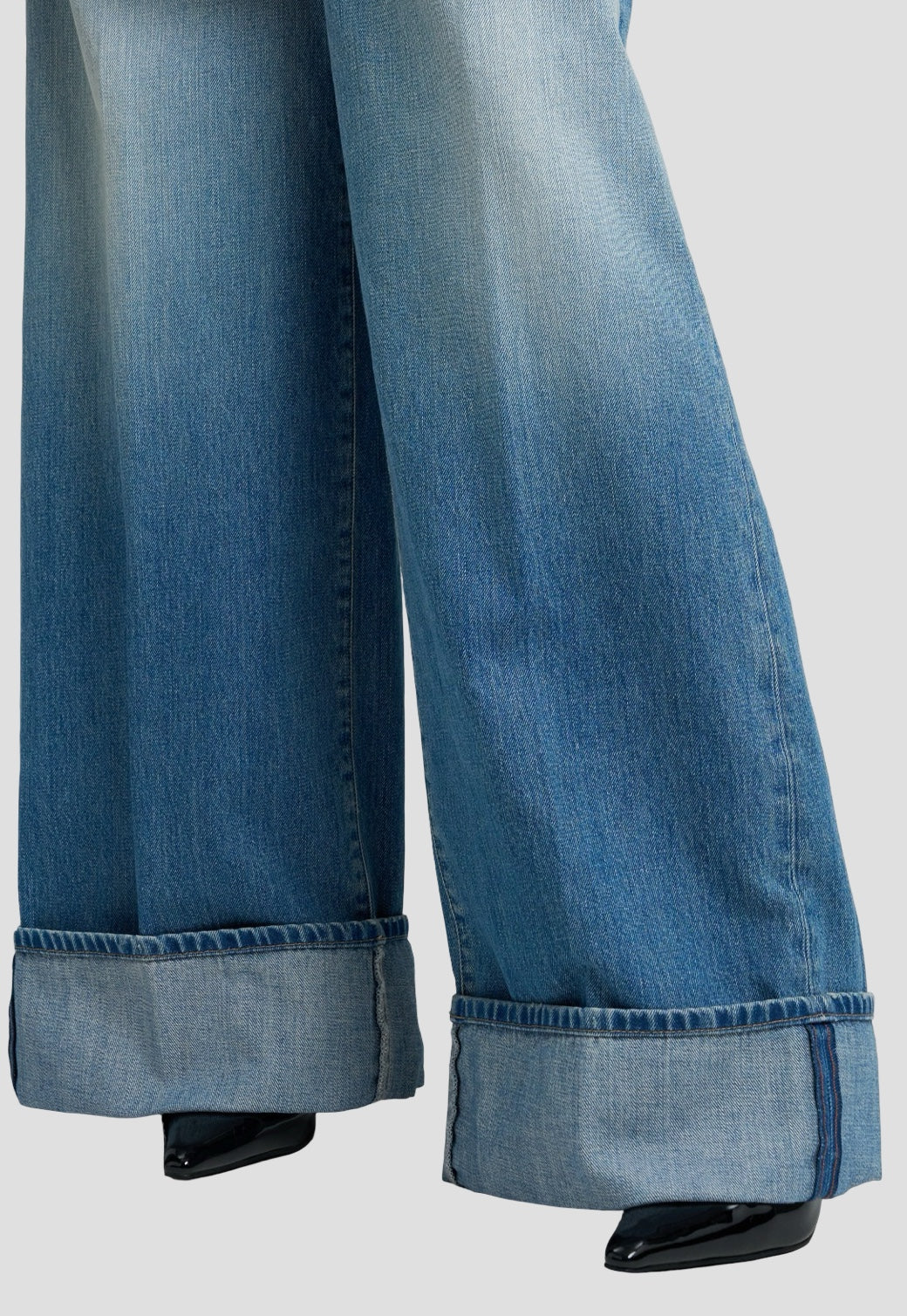 ג'ינס נשים בגזרה רחבה בצבע כחול