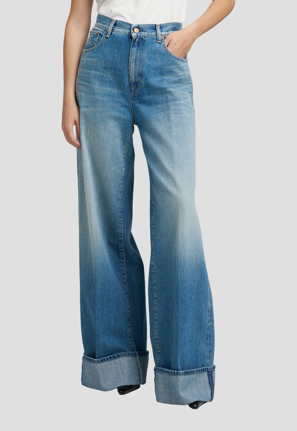 ג'ינס נשים בגזרה רחבה בצבע כחול