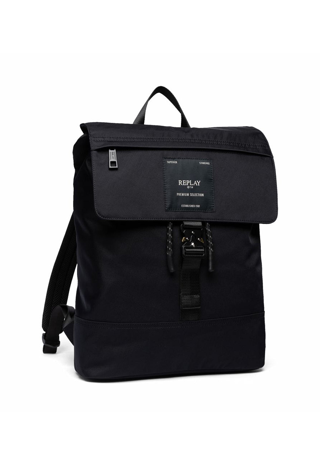 תיק גב שחור עם קלפה ואבזם קדמי