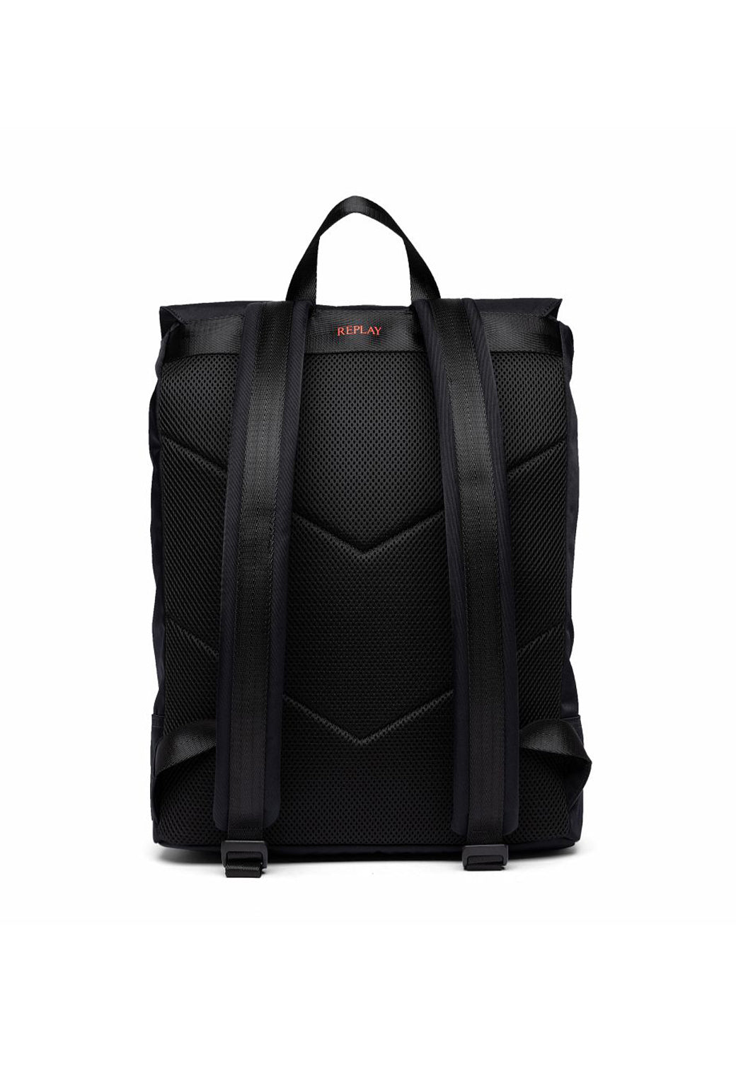 תיק גב שחור עם קלפה ואבזם קדמי