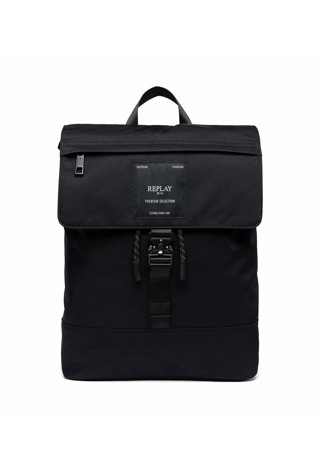 תיק גב שחור עם קלפה ואבזם קדמי