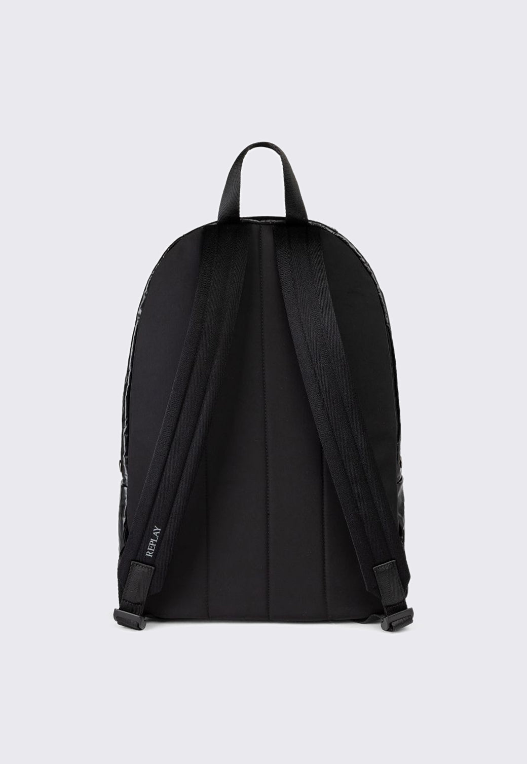 תיק גב שחור במראה מקומט